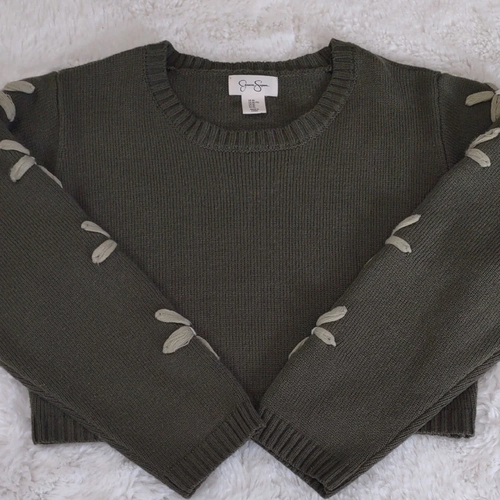 JESSICA SIMPSON, Size XL Green Sweater with Floral Sleeve Design - Picture 14 of 17